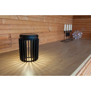Schwarze Lutec Solar-Tischleuchte Kozy mit Gitterstruktur für gemütliches Licht im Garten.