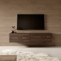 Selsey TV-Hängeboard Bisira 140 cm in Nussbaum Holzoptik, schwebend unter TV an Holzlamellenwand im Wohnzimmer.