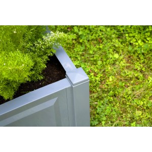 Detailansicht: Grauer KHW Pflanzkasten mit Spalier und Bepflanzung.