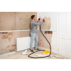 Mann löst Tapete mit Dampfgerät Wallpaper Ablöser SteamForce von Wagner.