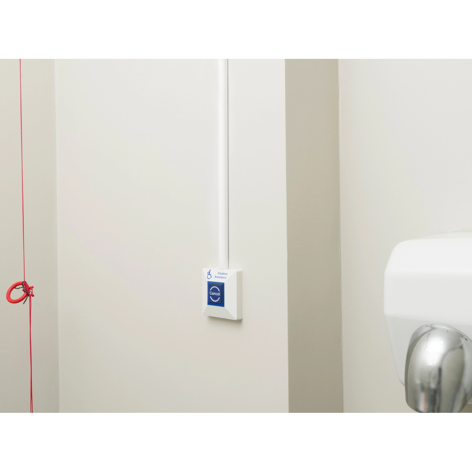 Weißer D-Line Kabelkanal (20x10mm, 2m) an Wand montiert, zur dezenten Kabelführung.