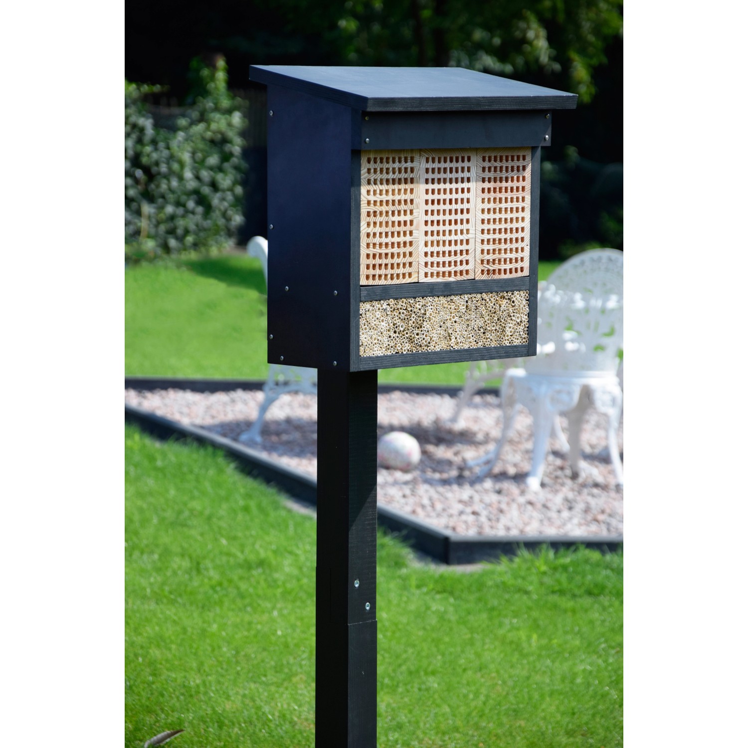 Dobar Insektenhotel XL mit Pfahlständer und 3 Nistblöcken im Garten.