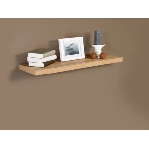 Wandregal Carlton in Eiche Hell mit Deko, Bücher und Bilderrahmen an brauner Wand.