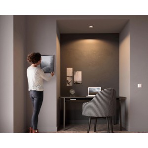 Szene mit Philips Hue Milliskin LED-Einbauspot, rechteckig, weiß, in modernem Arbeitszimmer.