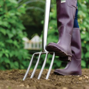Kent & Stowe Beet-Spatengabel im Einsatz, Fuß auf den Zinken zum Einstechen in die Erde.