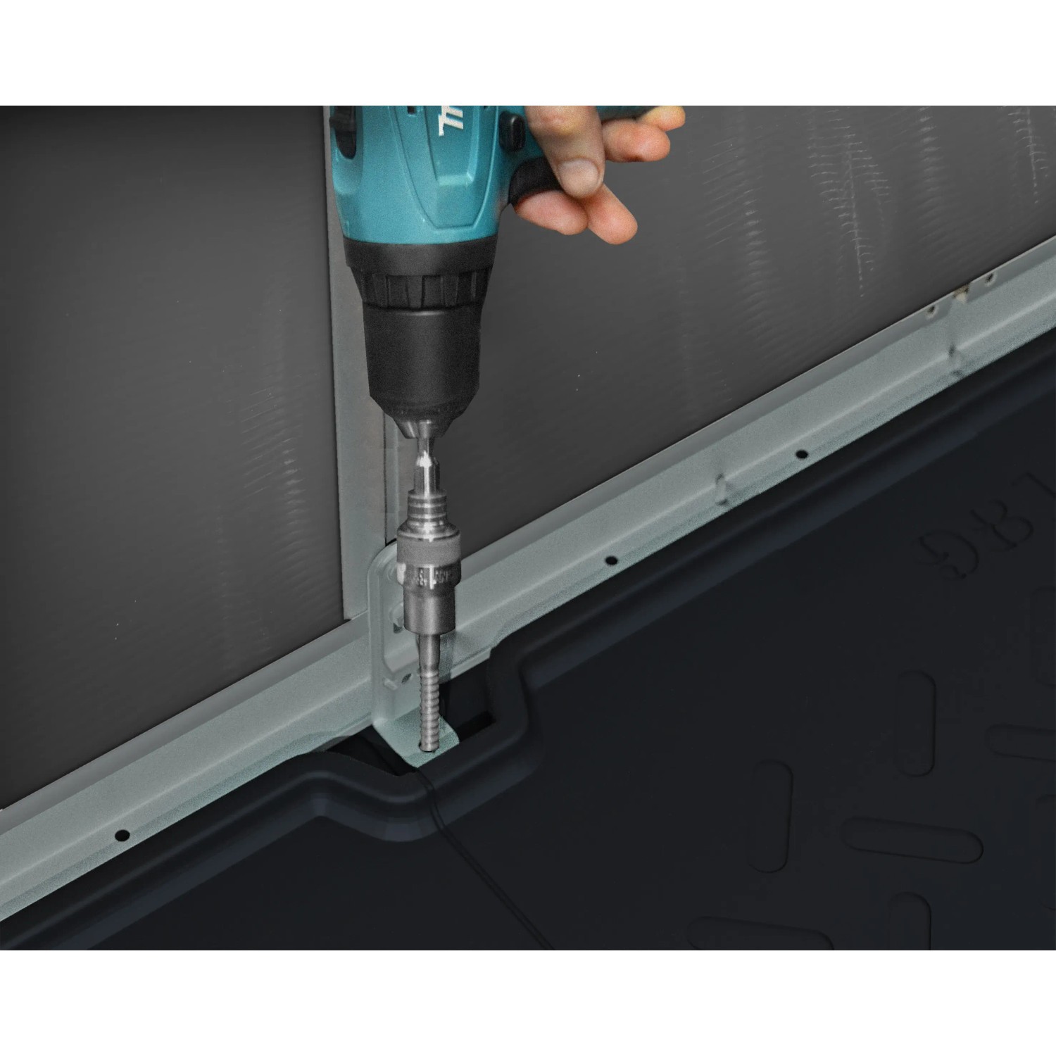 Montage des grauen Palram Canopia Gerätehauses Rubicon mit Akkuschrauber.