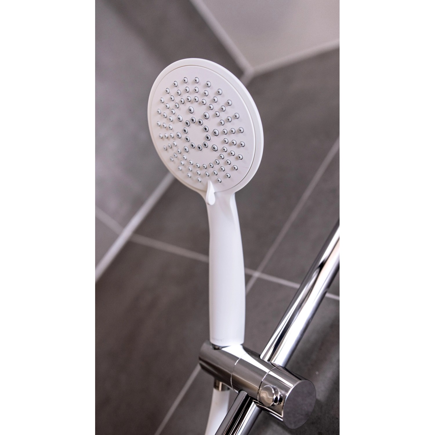Wenko Duschkopf Young, weiße Handbrause mit 5 Strahlarten aus Kunststoff (ABS), 11x11 cm.