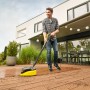 Mann reinigt Terrasse mit Kärcher K 7 Premium Smart Control Hochdruckreiniger.