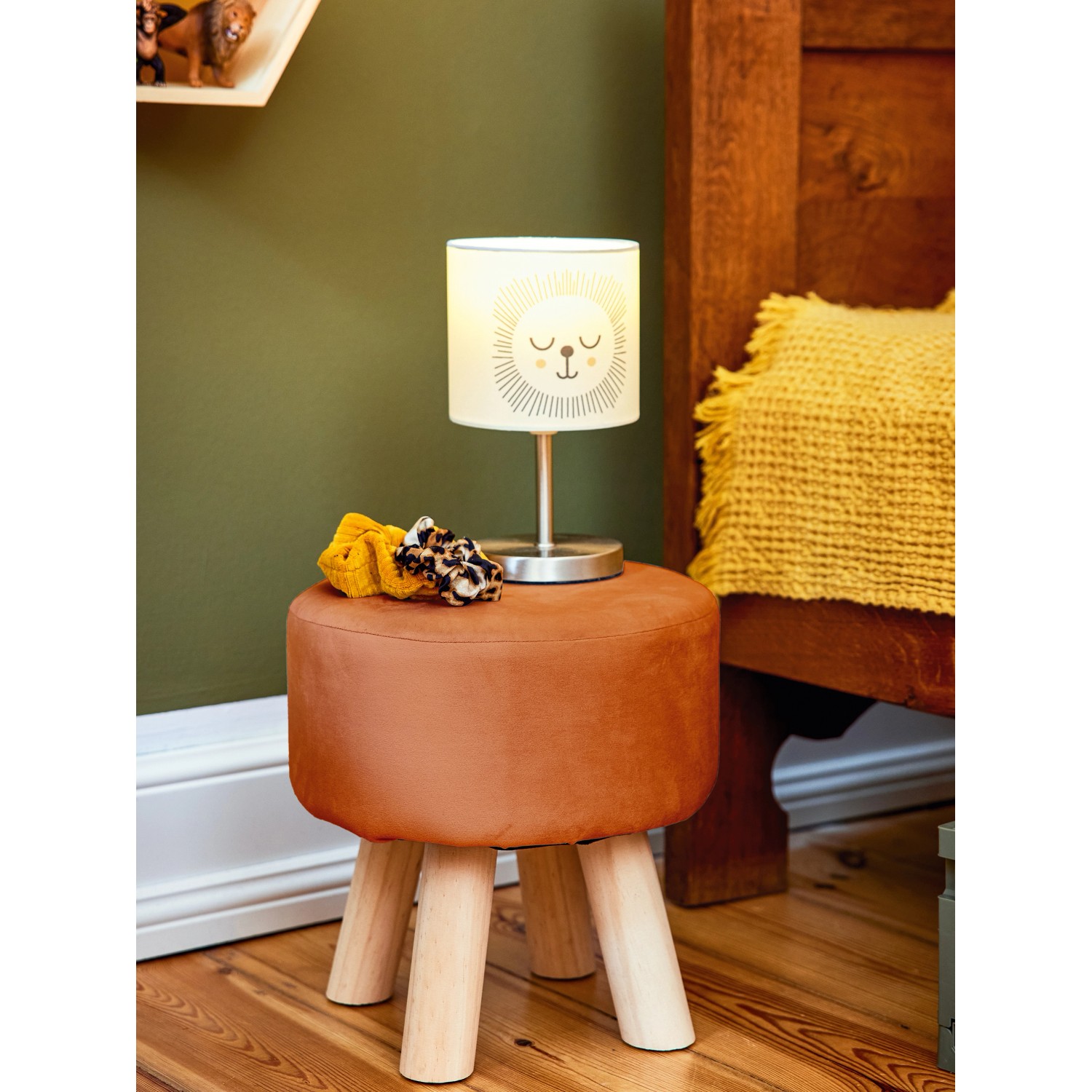 Kinderhocker Safari Adventure orange, Ø 30 cm, mit Lampe als Nachttisch im Kinderzimmer.