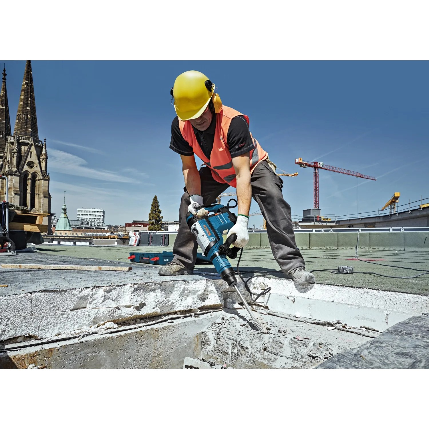 Bosch Professional GSH 7 VC Schlaghammer im Einsatz beim Abbruch von Beton.
