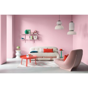 Modernes Wohnzimmer mit Wänden in Alpina Innenfarbe Pantone Ballet Slipper Pink. Helles Sofa, Sessel, bunte Deko.