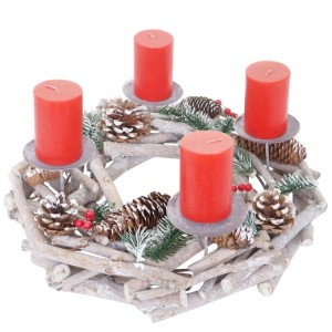 Runder Adventskranz aus Holz (Ø 35cm) mit vier roten Kerzen und Tannenzapfen.
