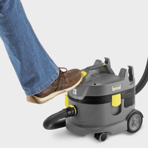 Kärcher Akku-Sauger T 9/1 Bp: Fuß betätigt den Ein-/Ausschalter des Nass- & Trockensaugers.