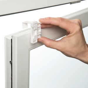 Montage eines Gardinia EasyFix Rollos am Fensterrahmen.