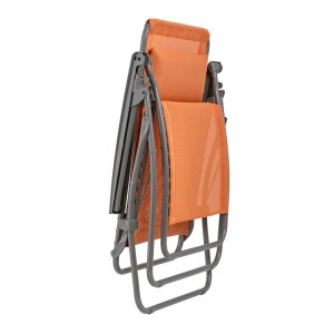 Zusammengeklappter Lafuma Relaxsessel R Clip Batyline Clementine, orangefarbener Bezug.