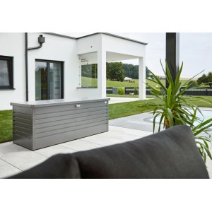 Biohort FreizeitBox 180 Quarzgrau-Metallic im modernen Garten. Robuste Universalbox für Outdoor-Aufbewahrung.