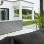 Biohort FreizeitBox 180 Quarzgrau-Metallic im modernen Garten. Robuste Universalbox für Outdoor-Aufbewahrung.