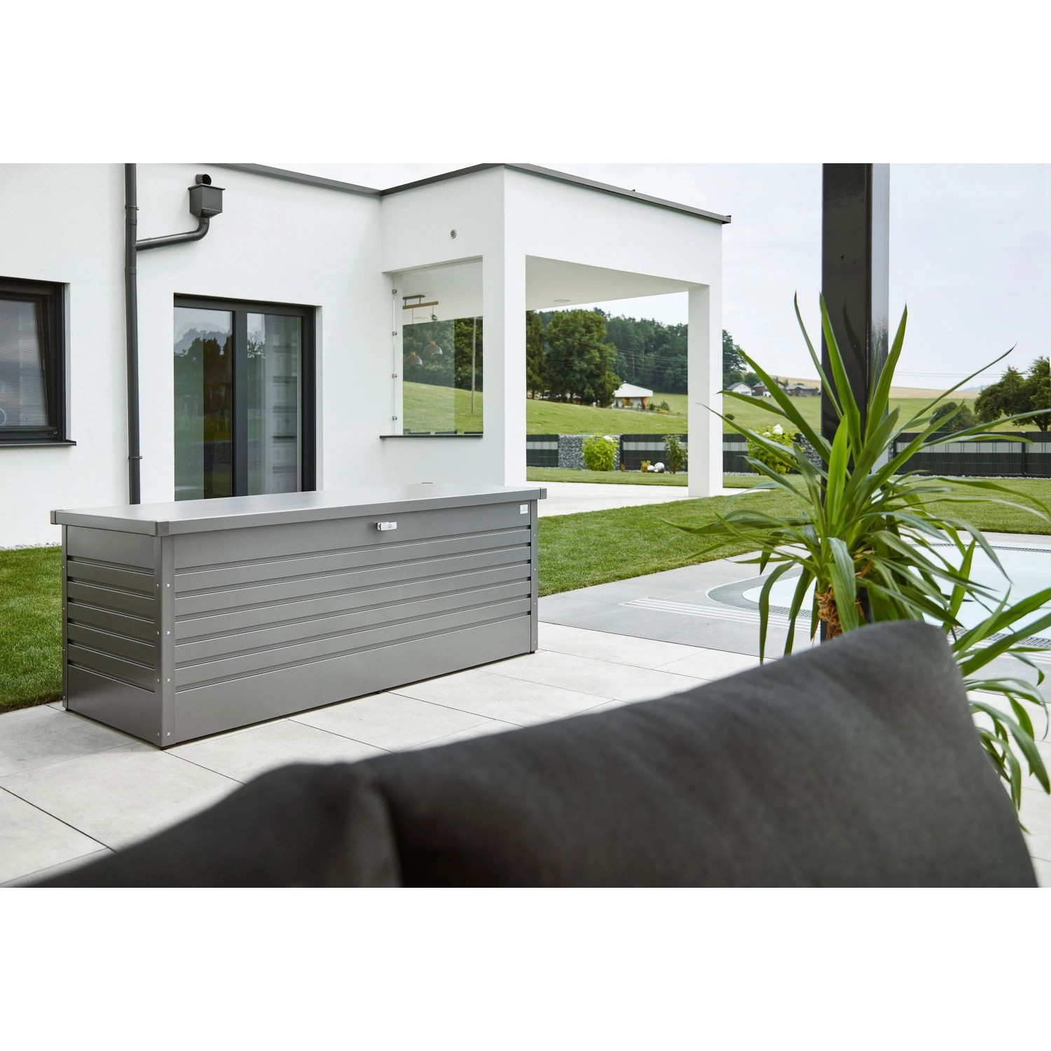 Biohort FreizeitBox 180 Quarzgrau-Metallic im modernen Garten. Robuste Universalbox für Outdoor-Aufbewahrung.
