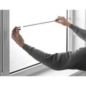 Montage der weißen Gardinia Klemmstange Press&Go am Fenster, 80-110 cm.