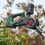Bosch Akku-Grasschere AdvancedShear 18V-10 mit Verlängerung für komfortables Kantentrimmen.