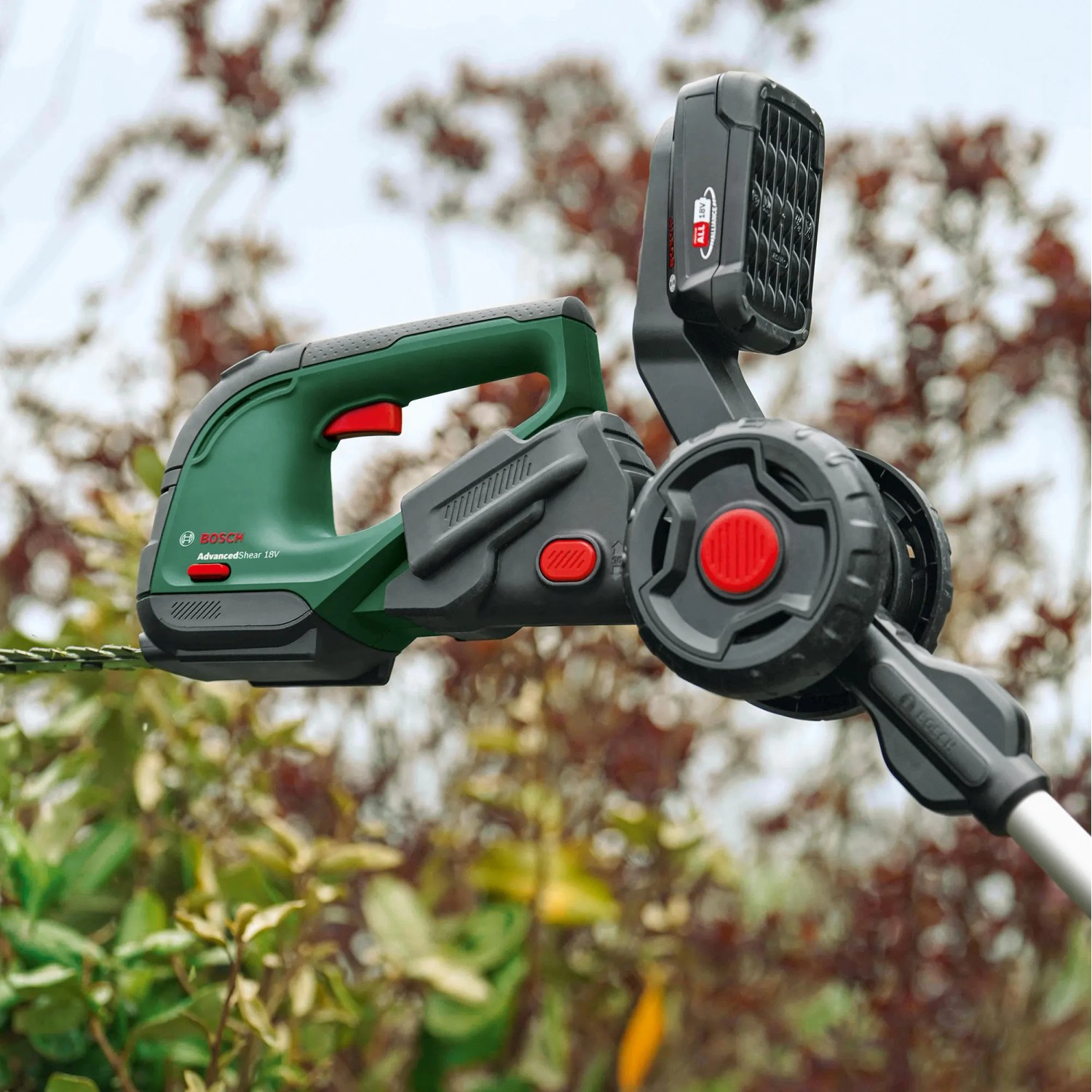 Bosch Akku-Grasschere AdvancedShear 18V-10 mit Verlängerung für komfortables Kantentrimmen.