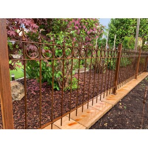 Eleo Zaun Belluno, unbeschichtet, 192,5 cm, mit Edelrost-Optik im Garten.