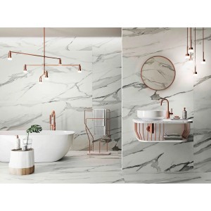 Badezimmer mit polierten, weißen Statuario Classic Feinsteinzeug Bodenfliesen in Marmoroptik.