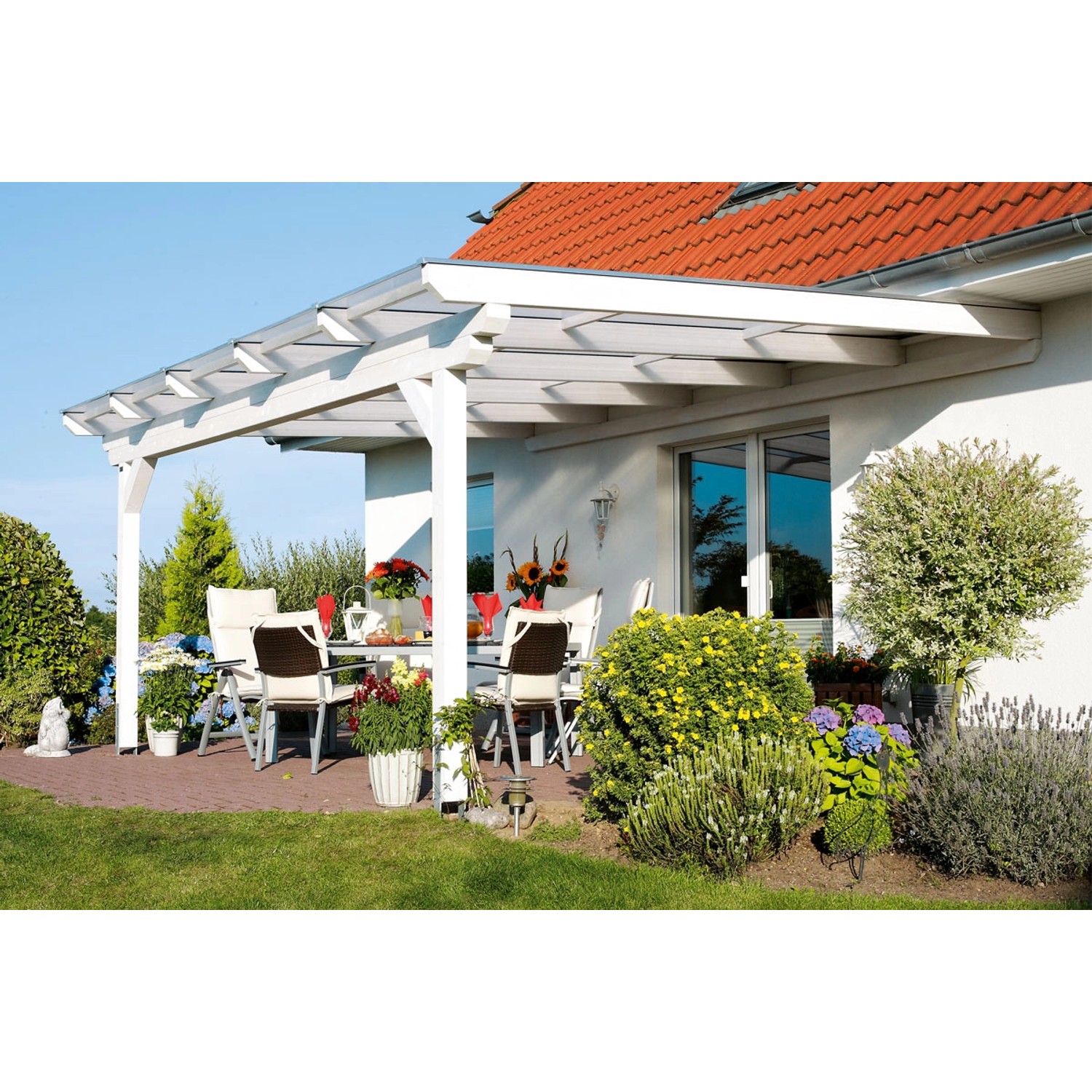 Skan Holz Terrassenüberdachung Ancona, 541x300 cm, Leimholz schiefergrau, mit Sitzgruppe im Garten.