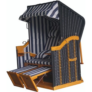 Gestreifter Acamp Strandkorb Sylt aus Holz und Rattan mit ausziehbarem Fußhocker.