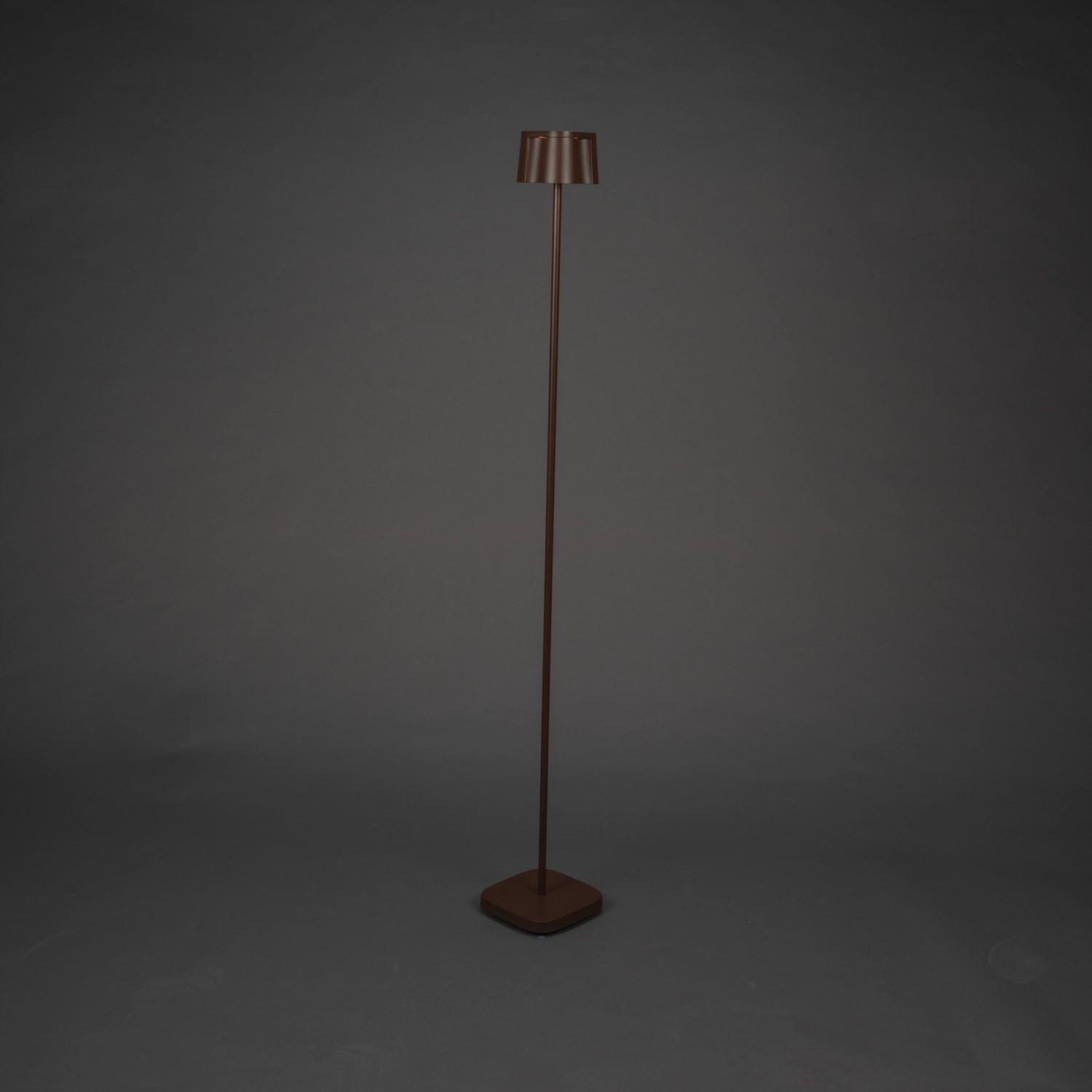 Rostfarbene Konstsmide LED-Stehleuchte Nice, 120 cm, für Innen- und Außenbereich.