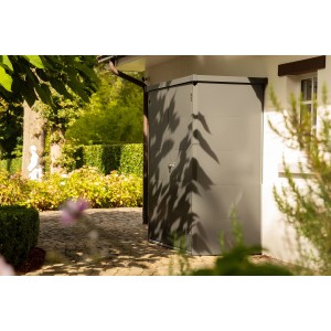 Anthrazitfarbener Gartenschrank Giarmadio aus Stahl an Hauswand im Garten. Robuste Aufbewahrung für Werkzeuge.