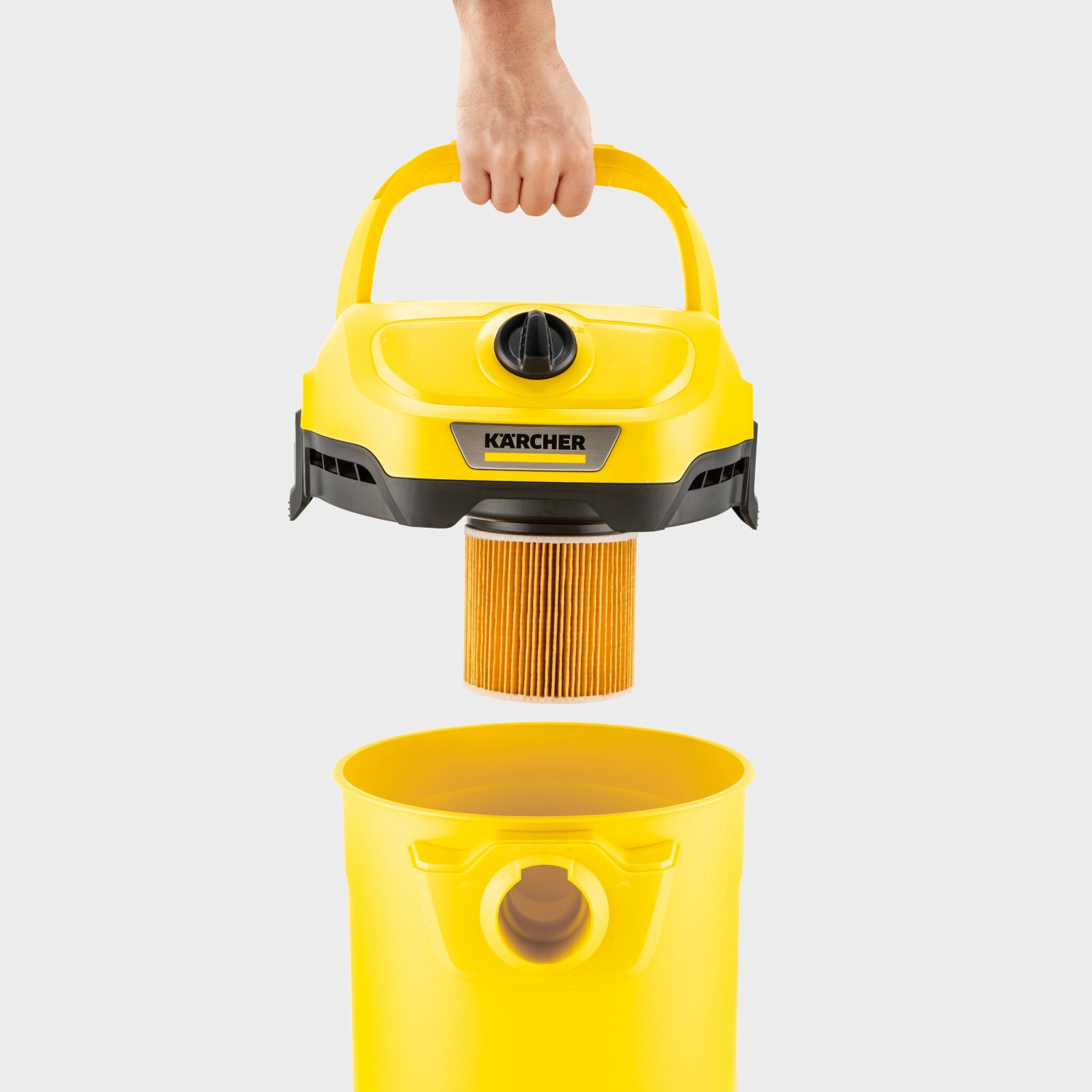 Kärcher WD 2 Plus: Gelber Nass-Trockensauger mit eingesetztem Patronenfilter.