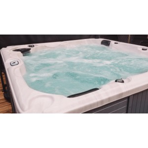 Nordlys Whirlpool Coral mit sprudelndem Wasser, 2 Liegen und 3 Sitzflächen.