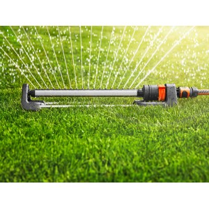 Gardena Viereckregner Aqua L beim Bewässern einer Rasenfläche.