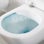 Villeroy & Boch Architectura Wand-WC-Set, Tiefspüler in Weiß mit blauem Spülwasser.