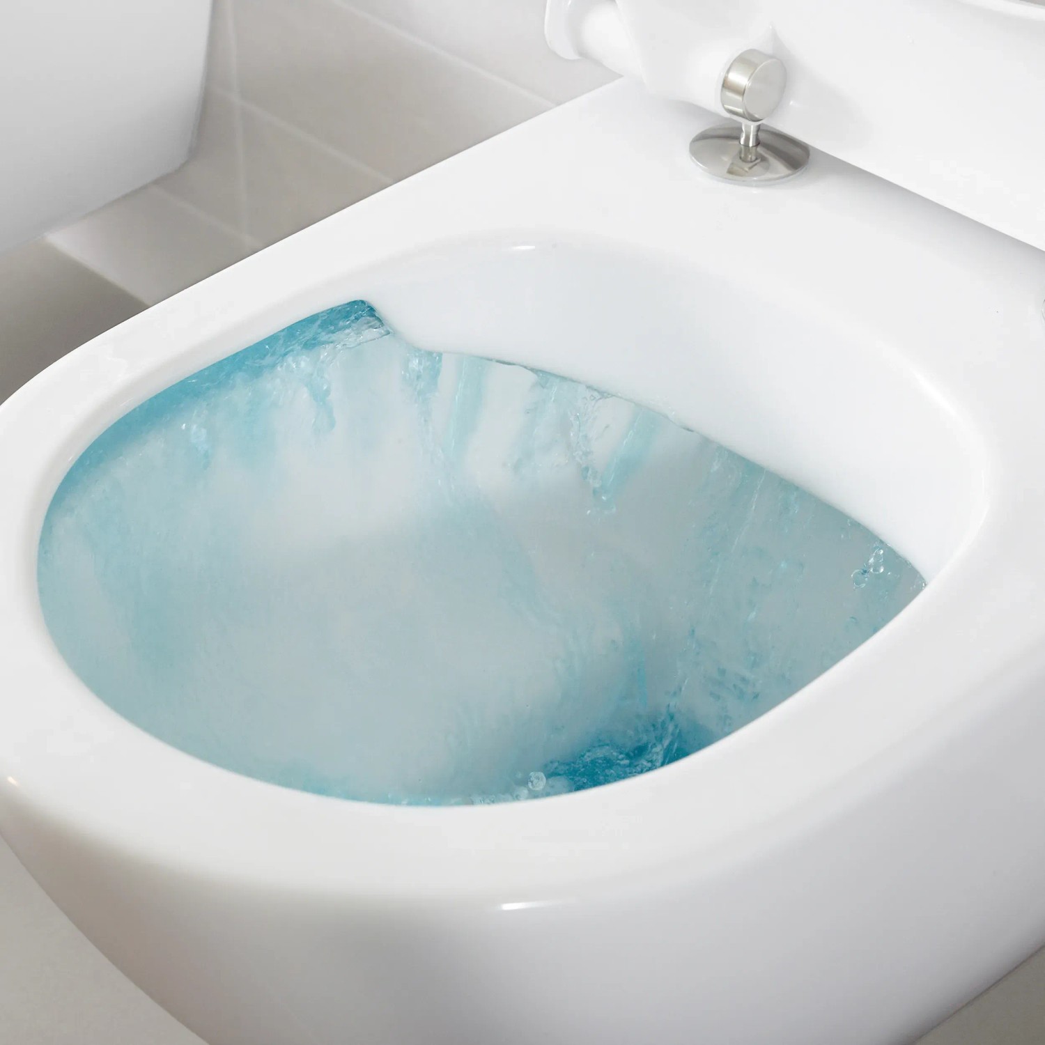 Villeroy & Boch Architectura Wand-WC-Set, Tiefspüler in Weiß mit blauem Spülwasser.