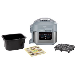 Ninja ON400DE Speedi Küchenmaschine hellgrau mit Zubehör wie Frittierkorb und Rezeptheft.