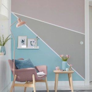 Wohnraum mit Decosa Flachprofil Rebecca in Weiß als Zierleiste an farbiger Wand.