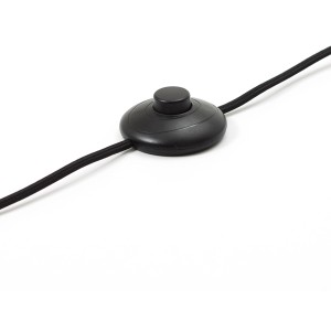 Detailaufnahme des Fußschalters der braunen Brilliant Woodrow Stehlampe.