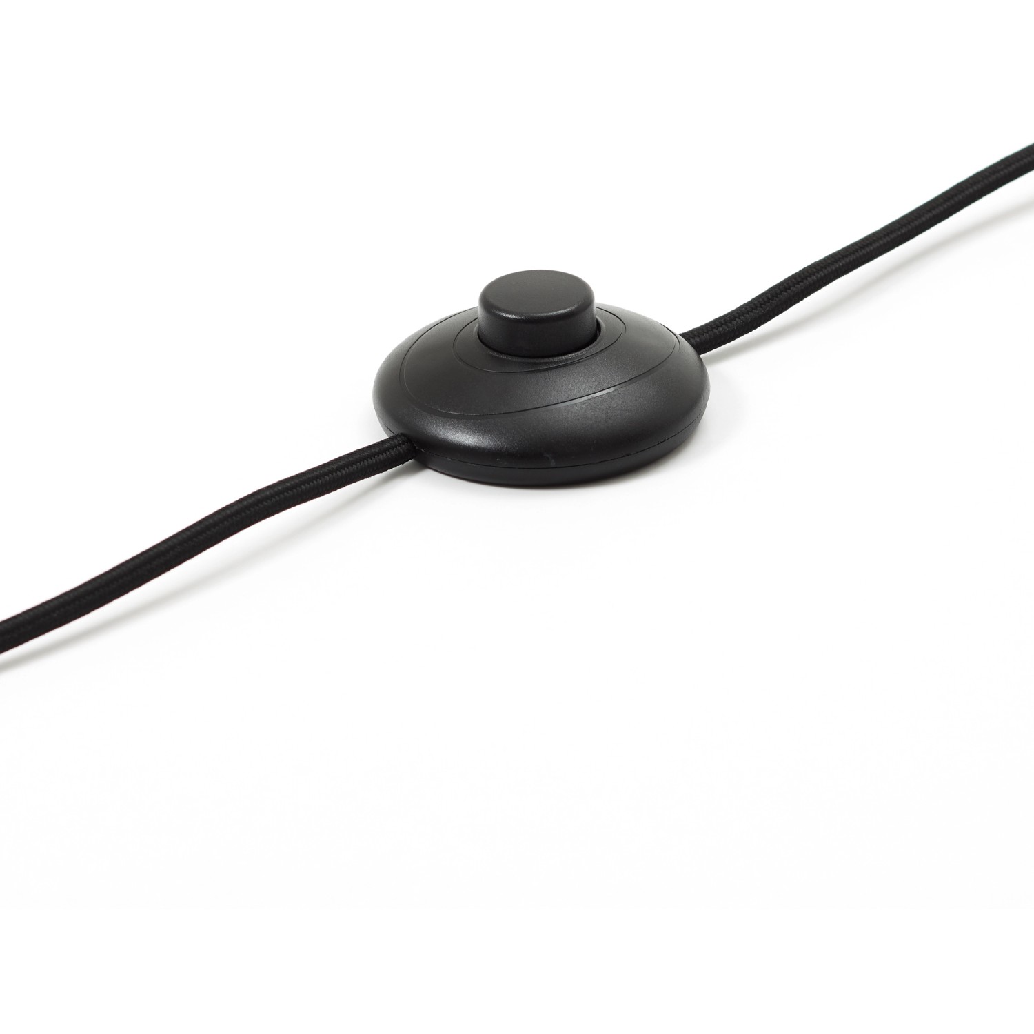 Detailaufnahme des Fußschalters der braunen Brilliant Woodrow Stehlampe.