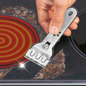 Wenko Reinigungsschaber Profi entfernt Verkrustungen auf Glaskeramik-Kochfeld. Edelstahl, mit Hand.