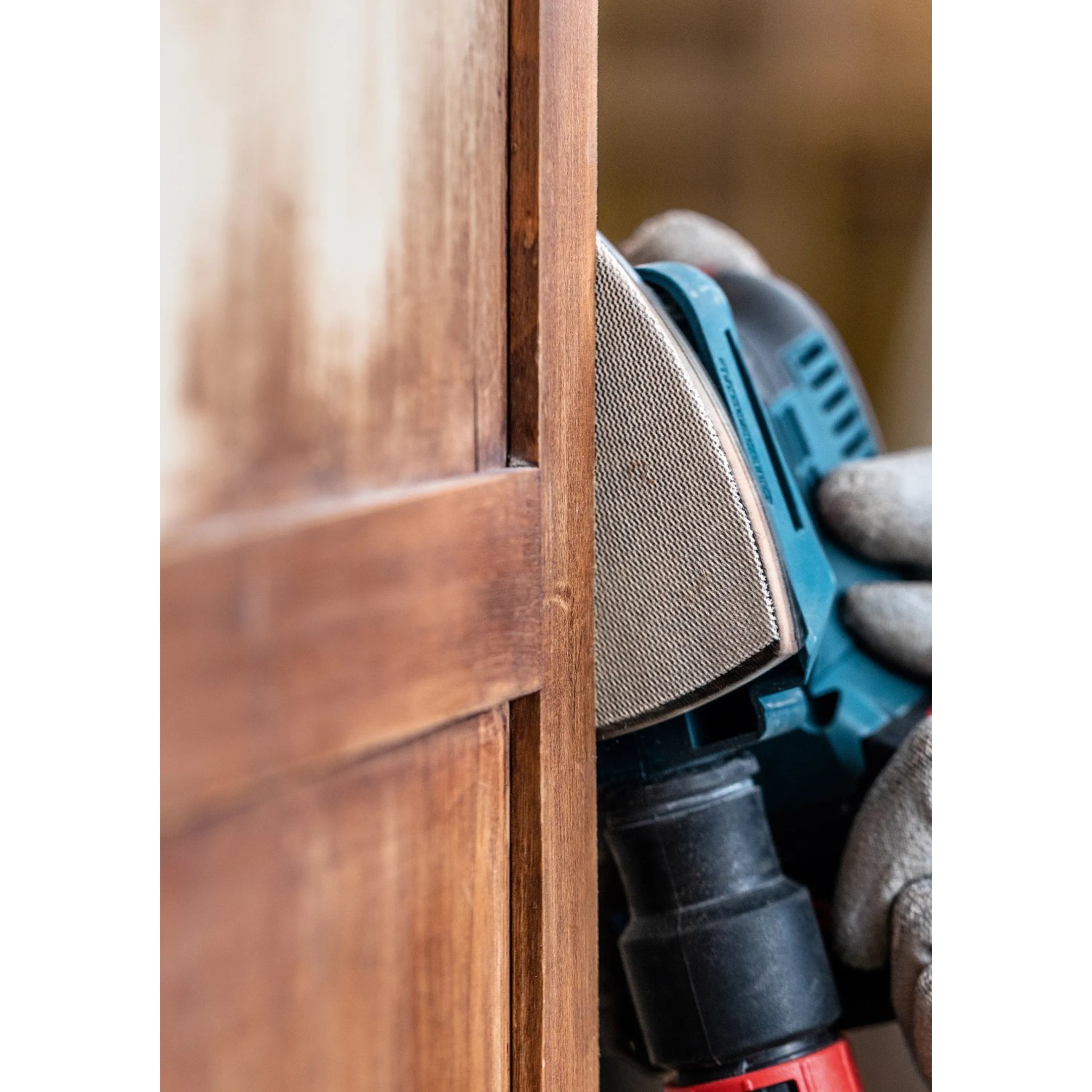 Bosch Expert Netzschleifblatt M480 K120 im Einsatz an Holz.