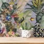 Vliestapete mit Blumen, Tieren, Dschungel-Motiv in Grün und Grau.