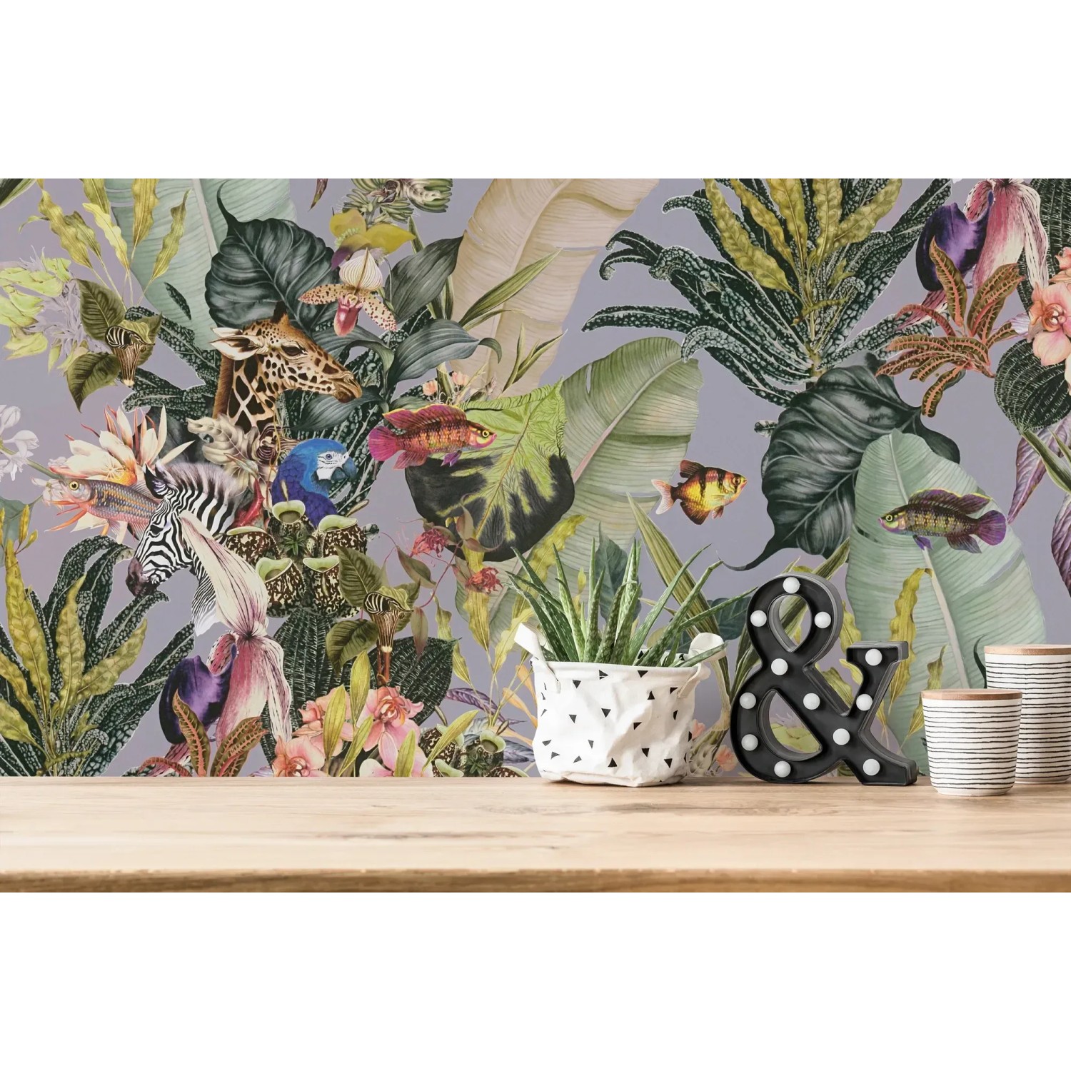 Vliestapete mit Blumen, Tieren, Dschungel-Motiv in Grün und Grau.