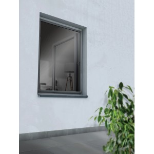 Anthrazitfarbener Teleskop Insektenschutzrahmen am Fenster, flexibel einstellbar.