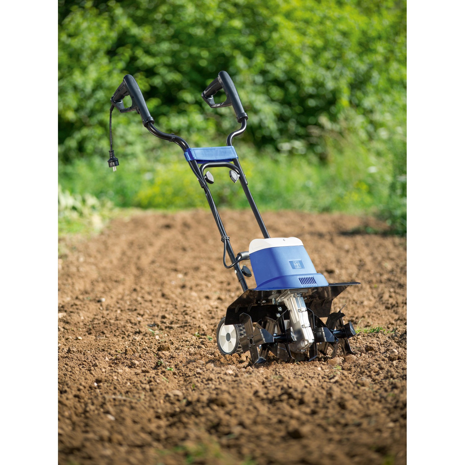 LUX Elektro-Bodenhacke E-BH 1400-43 beim Auflockern von Erde im Garten.