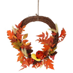 Mehrfarbiger Herbstkranz aus Rattan mit bunten Blättern, orangefarbenen Kürbissen, Zapfen und Beeren. Ideal für Dekoration.