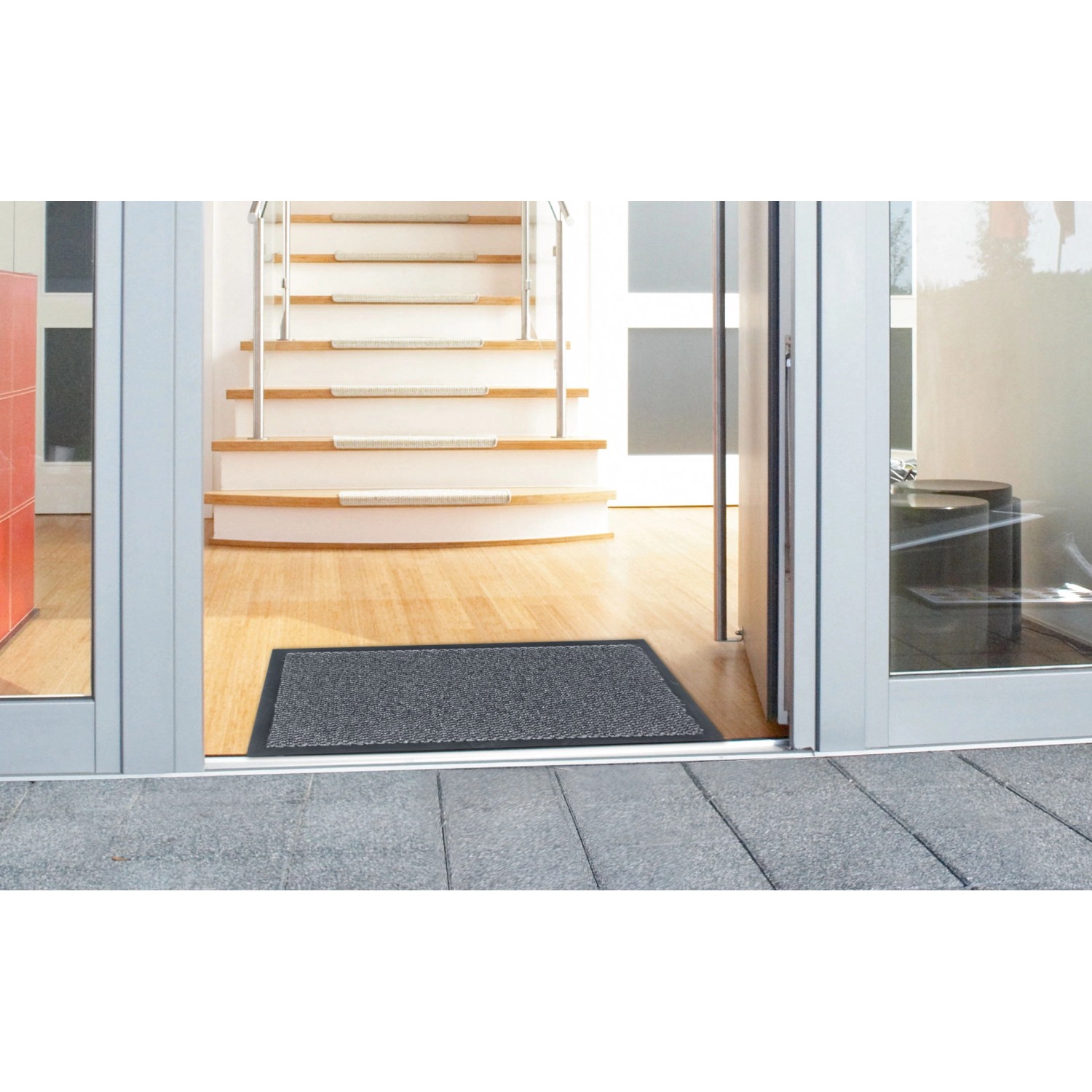 Grau melierte Astra Sauberlaufmatte Saphir 60x90 cm vor einer Haustür.