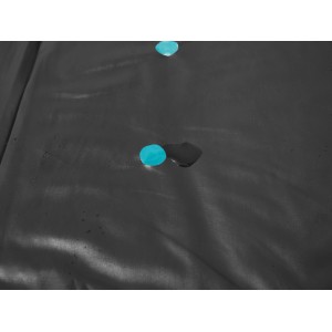 Schwarze Bestway Flowclear Pool Abdeckplane (201x412cm) mit Wasserresten.