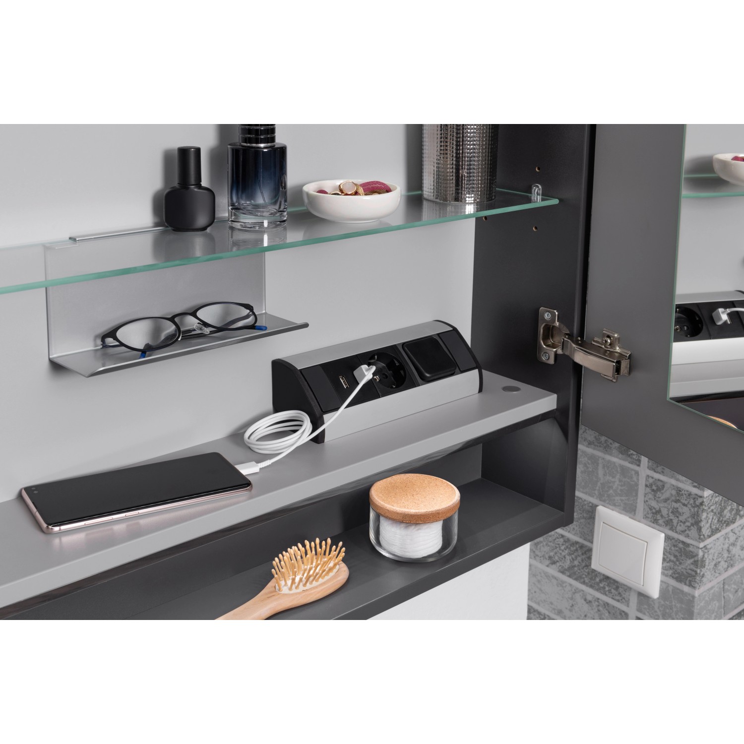 Fackelmann Ablage für Glasboden, silbergrau, im Spiegelschrank mit Accessoires.